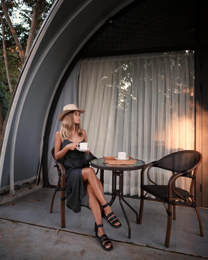 Nivadoo Resort Sigiriya Eksteriør billede A woman drinking coffee