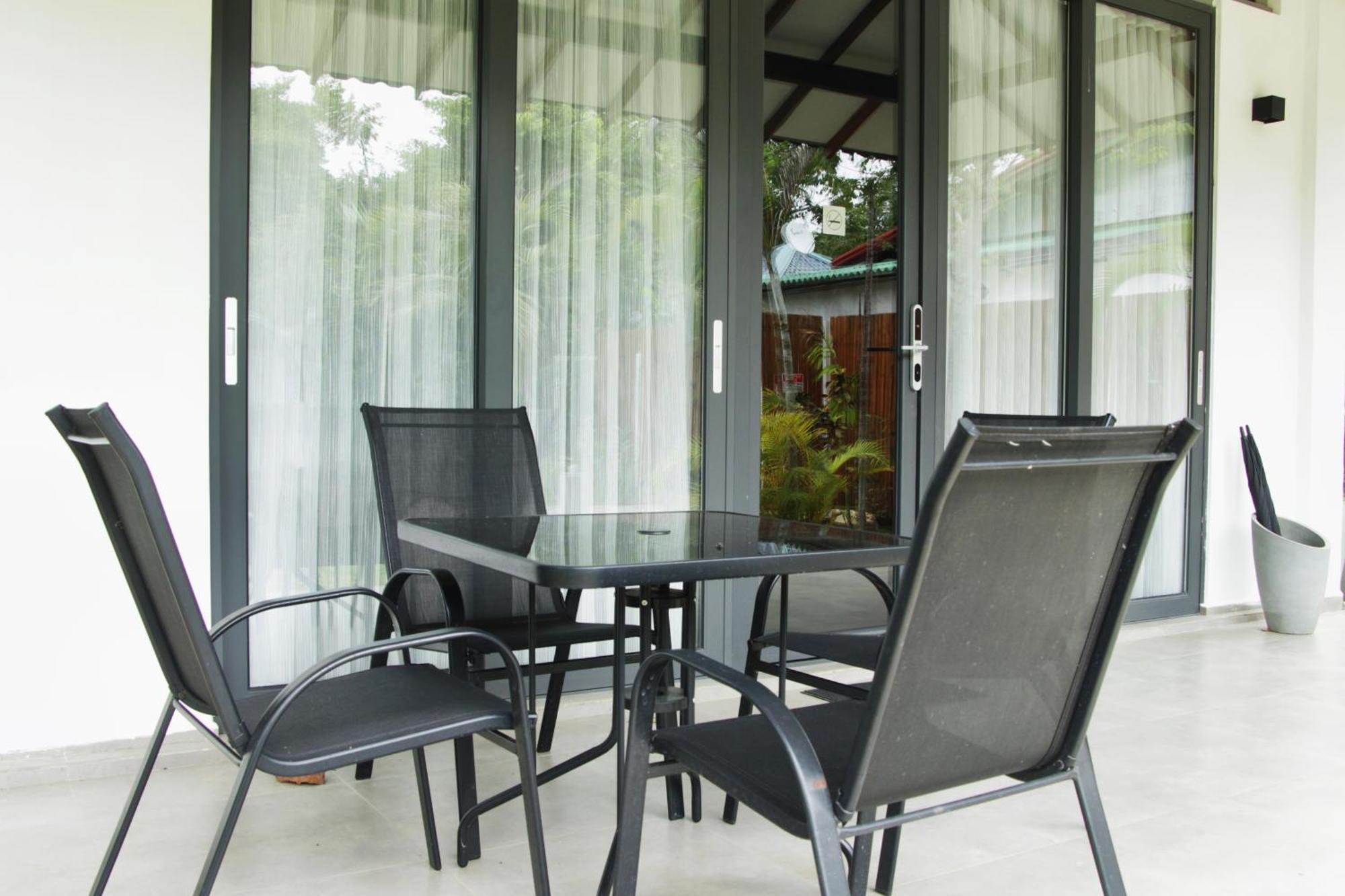 Nivadoo Resort Sigiriya Værelse billede A set of patio furniture