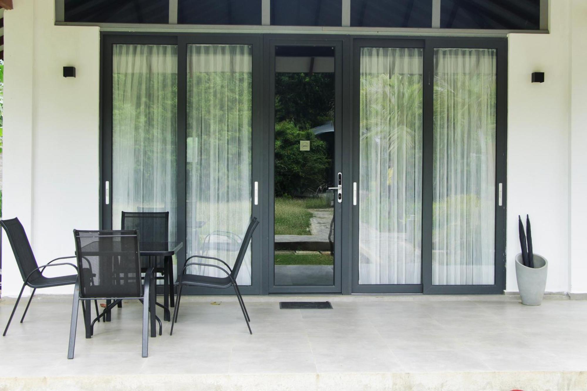 Nivadoo Resort Sigiriya Værelse billede A set of sliding doors